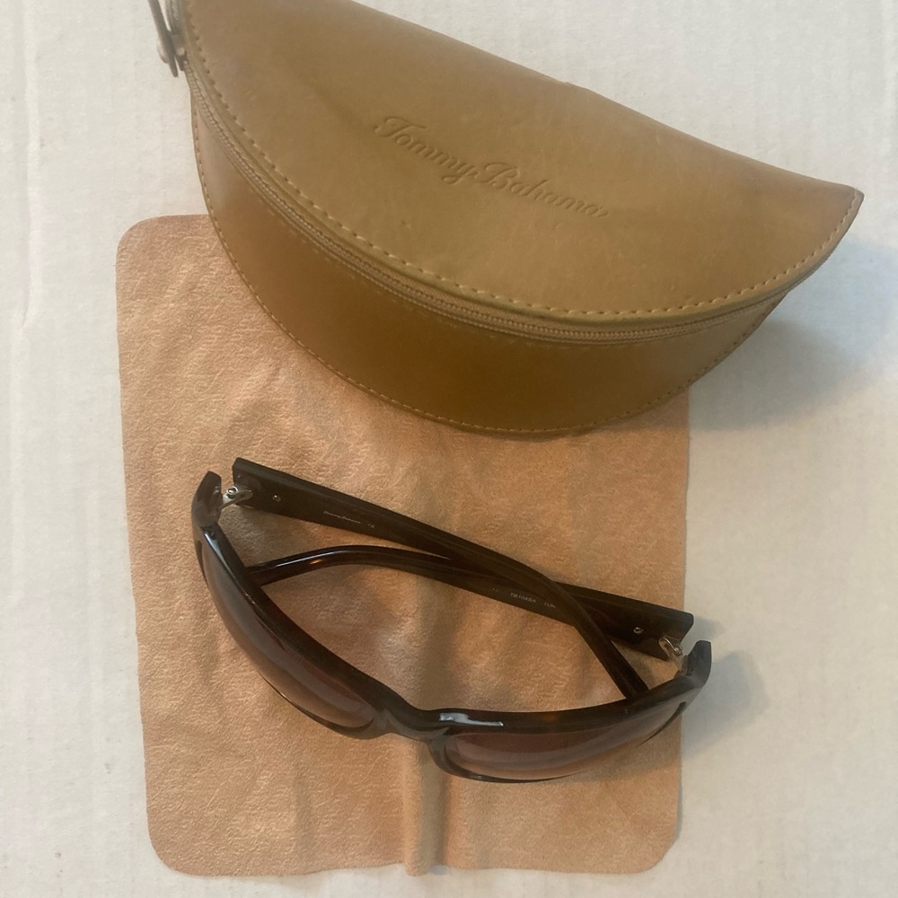 Tommy Bahama Womens sunglasses with case and cleaning cloth